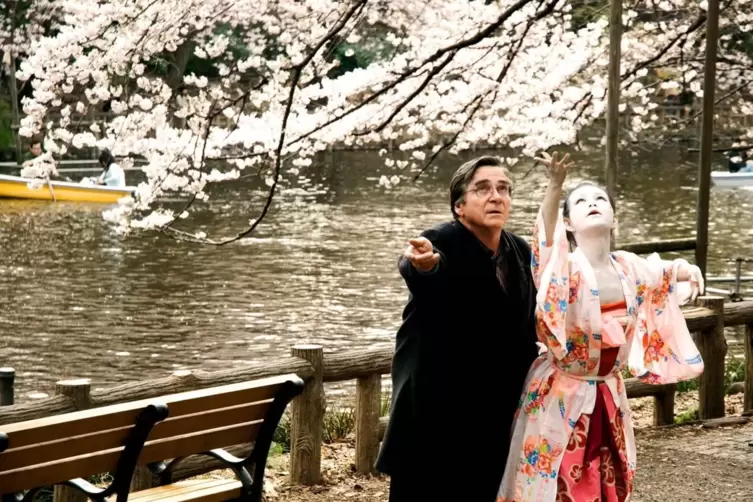 Sein größter Erfolg im Arthauskino: Elmar Wepper und Aya Irizuki in Doris Dörries Spielfilm „Kirschblüten - Hanami“ von 2008.
