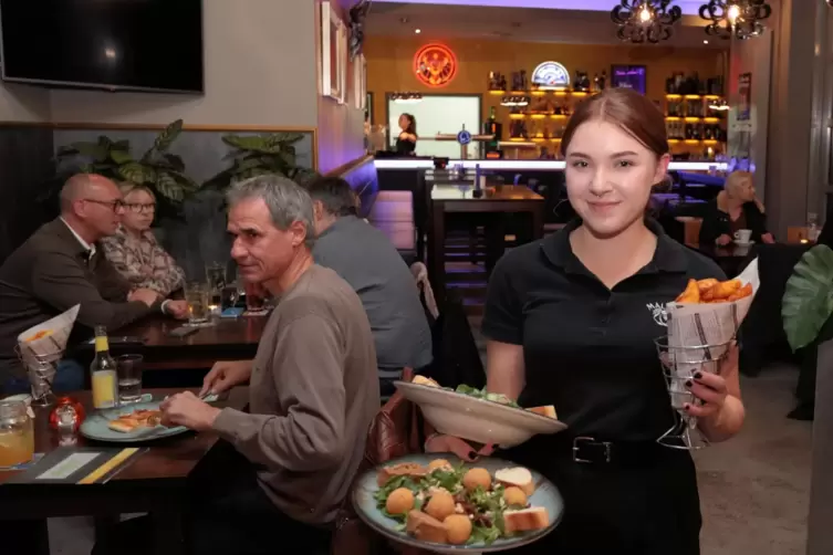 Sollte der Umsatzsteuersatz in der Gastronomie wieder angehoben werden, könnte das die Jobs von Angestellten wie Louisa Zimmerma