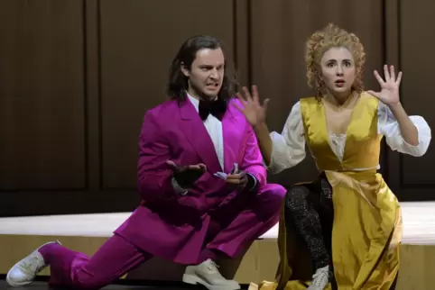 Szene aus „Figaro“ mit Danylo Matviienko (Graf) und Elena Villalón (Susanna).