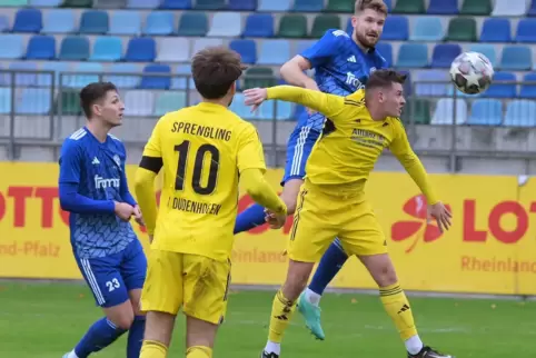 FKP-Innenverteidiger Yannick Grieß (in Blau) steigt höher als der Dudenhofener Yannis Albrecht und köpft das 1:1 – schon sein si