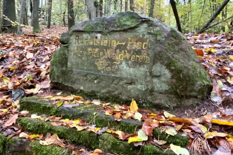 Hinweis und Phänomen: 1927 legte der Pfälzerwaldverein diesen Pfad bei Vorderweidenthal an.