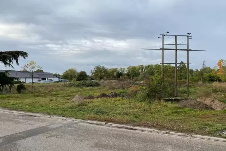 Noch liegt das Gel&auml;nde zwischen Aldi und der G&auml;rtnerei Frosch brach. Doch in absehbarer Zukunft soll hier eine Tankstelle hinkom