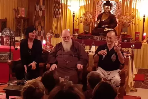 Einblicke in die Shaolin-Lehre: (von links) Stefanie Koch, Abt Shi Heng Zong und Meister und Autor Shi Heng Yi vermitteln den Zu