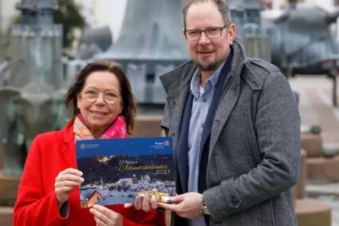  Christiane Rombach vom Inner Wheel Club und Markus Anspach vom Rotary Club mit dem Advents-Kalender. 