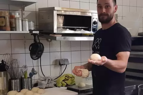 Das Gewicht gut im Gefühl: Patrick Storzum formt die jeweils rund 200 Gramm schweren Teiglinge. 