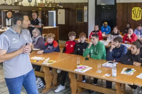 Es geht um weit mehr als um die Vermittlung der Regeln beim Lehrgang im Sportheim des SV Ixheim. Lehrwart Sascha Geisler (links)