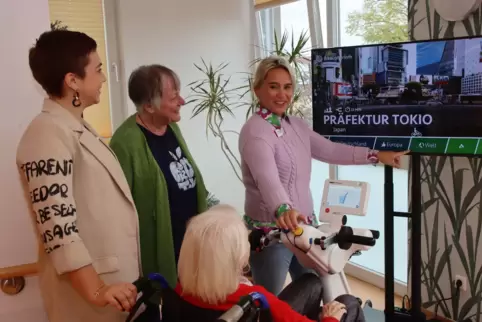 Franziska Wink, Kim Smetan, Regina Ungeheuer und Kirstin Fischer schauen, wo man überall hinfahren kann mit dem Spezialfahrrad. 