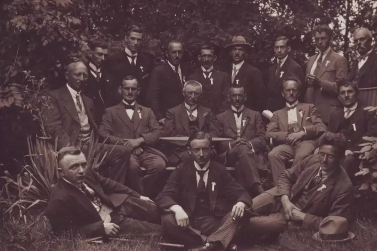 Rudolf Hamm (rechts vorne, liegend) und Mitglieder der Freien Bauernschaft. 