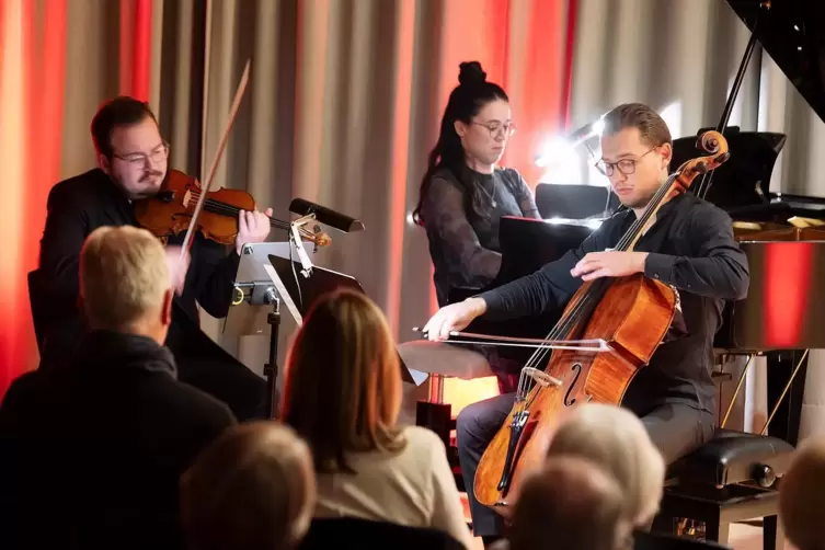 Das Davidoff Trio – Johannes Wendel (Violine), Christoph Lamprecht (Violoncello) und Yona Sophia Jutzi (Klavier)– spielte im For