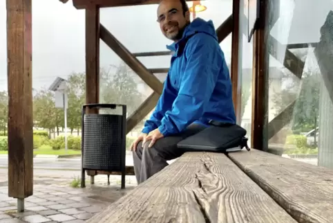 Redakteur Ali Reza Houshami wartet auf den Bus.