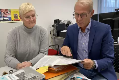 Schulleiter Thomas Höchst und seine Stellvertreterin Steffi Theis stellen Anfang Januar die neuen 5. Klassen zusammen. 