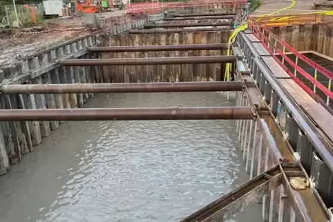 Die Feuerwehr hatte Wasser in die Baugrube gefüllt, später wurde sie mit Schotter aufgefüllt. 