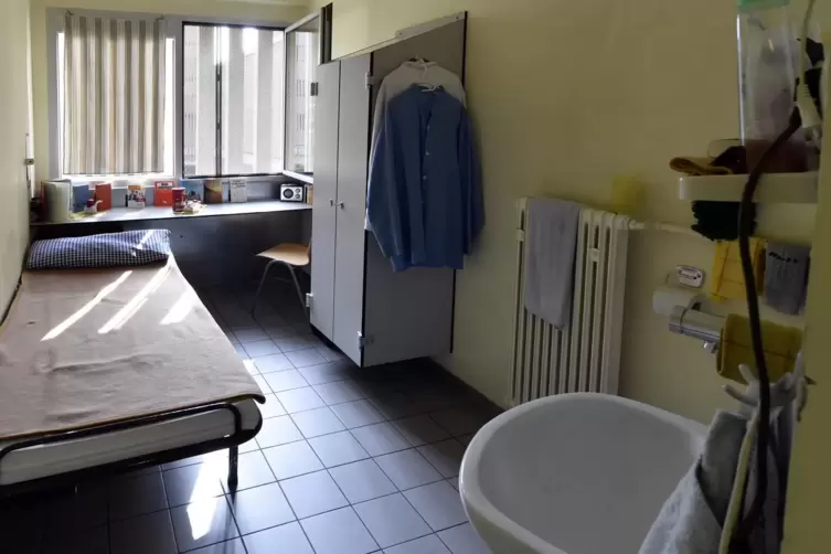 Glas oder Metallbolzen als Waffe: Ein Inhaftierter der JVA Frankenthal hat bei der Attacke Ende September gegen einen Vollzugsbe