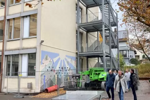 Das Leibniz-Gymnasium hat jetzt einen dritten Fluchtweg in Form eines Treppenturms bekommen, der aber nur im Notfall benutzt wer