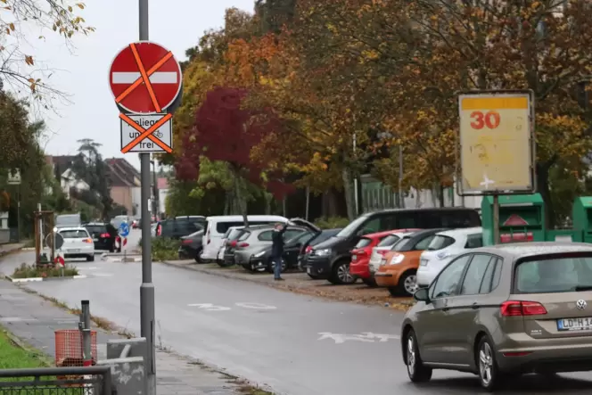 Bald kommt die Durchfahrtsperre für die Schneiderstraße. Die Schilder stehen schon. Bald kommt die Durchfahrtsperre für die Schneiderstraße. Die Schilder stehen schon.