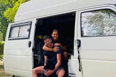 Zuletzt in England mit dem zum Wohnmobil umgebauten VW-Bus unterwegs: Felix Schiefer, Freundin Bernadette Weber und Hund Oskar. 