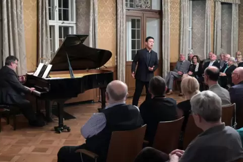 Beim Konzert im Ratssaal: Es singt Wen-I Tseng, am Klavier begleitet Dominik Wortig.