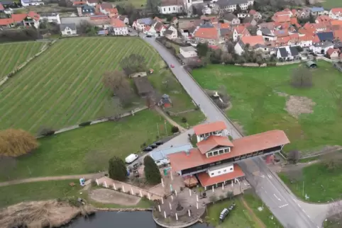 Die aus der Dorfmoderation entstandene Idee eines Mehrgenerationenplatzes am See mit dem Haus der Deutschen Weinstraße muss jetz
