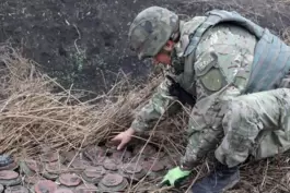 Überall an der Front sind Minen versteckt. Ein Soldat der ukrainischen Armee versucht hier die Entschärfung in der Region Charki