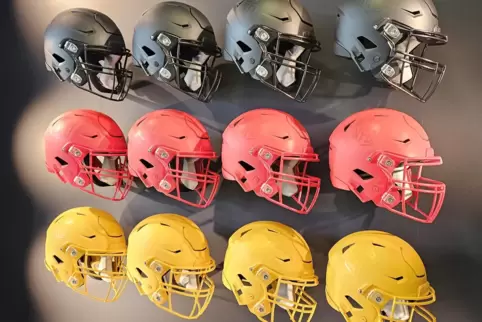 Helme in Schwarz, Rot und Gold zeigen, wo man ist: im NFL-Büro in Deutschland. 