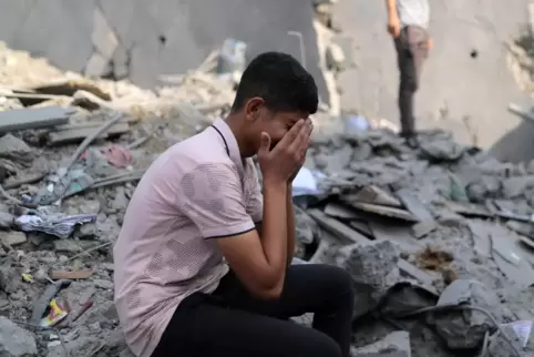 Ein Palästinenser weint zwischen den Trümmern von Gebäuden, die bei israelischen Luftangriffen im Flüchtlingslager Bureij im Gaz