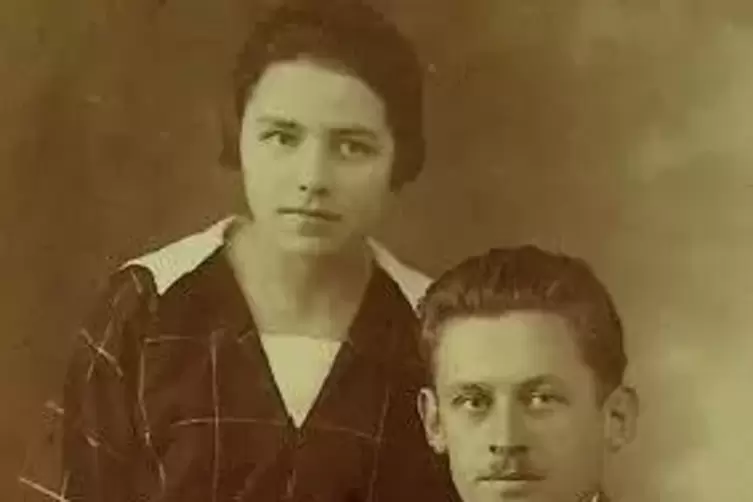 Rudolf Hamm mit Ehefrau Anna, Vorsitzender der Freien Bauernschaft und Landwirt auf dem Deileisterhof bei Zweibr&uuml;cken. Das Foto 