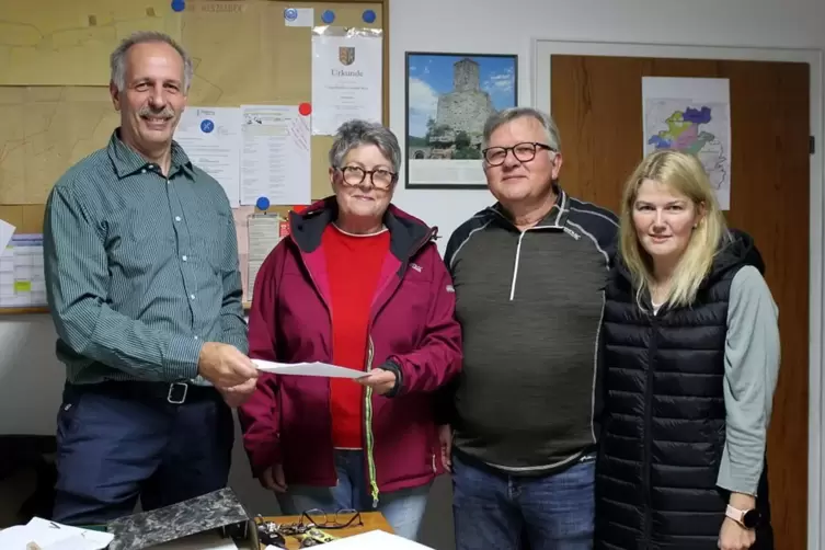 B&uuml;rgermeister Michael K&ouml;hler nimmt die Unterschriftenliste von Monika Schnellbacher, Klaus-Peter Reeber und Nicole Neuberger ent