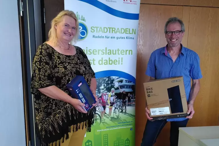 Stadtradel-Stars Ursula Düll und Georg Rothe mit ihren Preisen. 