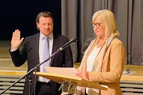 Der Amtseid: Die scheidende Ortsbürgermeisterin Hedi Braun führte Sven Koch ins Amt ein.