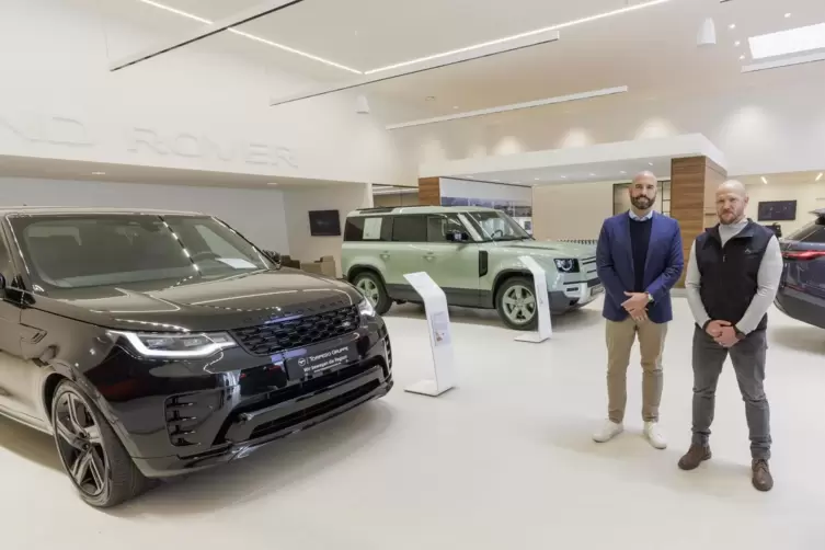 Land Rover präsentiert sich in Kaiserslautern in neuem Gewand: Tobias Bollmus (links) und Dirk Brecht zeigen den Ausstellungsrau