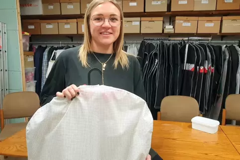 Die Uniform für den Gardetanz kann Kim Henkel in der bevorstehenden Karnevalssaison meist hängen lassen. Sie tauscht sie gegen d