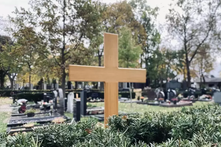 Auf dem Friedhof im Ortsteil Roxheim hat Familienvater Dennis seine letzte Ruhestätte gefunden. 