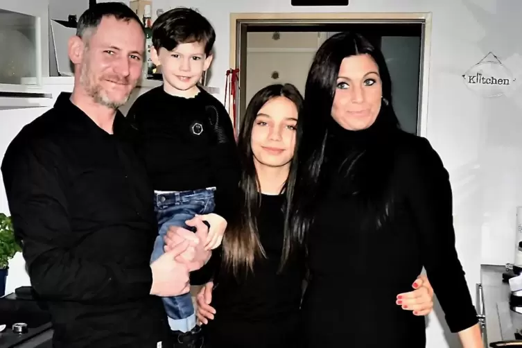 Dennis Hupp (links) mit den Kindern und Ehefrau Chantal.