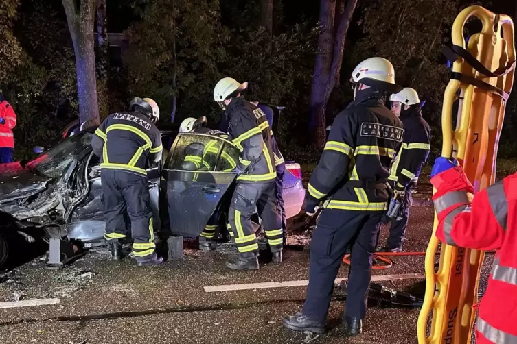 Die Feuerwehr musste einen von zwei beteiligten Fahrern aus seinem Auto befreien. 