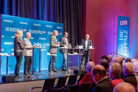 Die Bürgermeisterkandidaten (v.r.) Steffen Weiß, Peter Pfaff und Dennis Nitsche stellten sich den Fragen von Nicole Tauer und Jö
