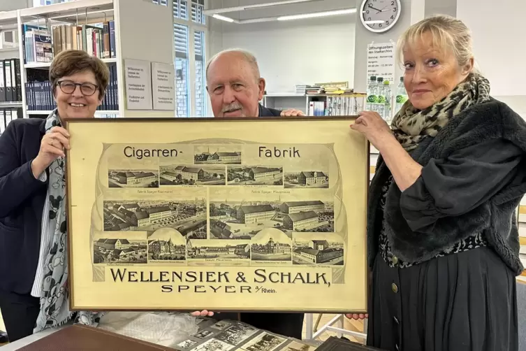 Übergabe im Stadtarchiv (von links): Monika Kabs, Werner Schineller, Gudrun Wellensiek.