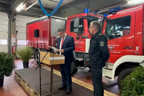 Gleich wird er vereidigt: der im Amt bestätigte Brand- und Katastrophenschutzinspekteur Stefan Klein (rechts) und OB Marc Weigel