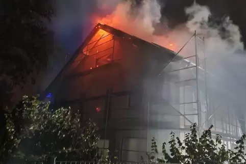 Unterm Dach dieses Hauses ist das Feuer ausgebrochen. 