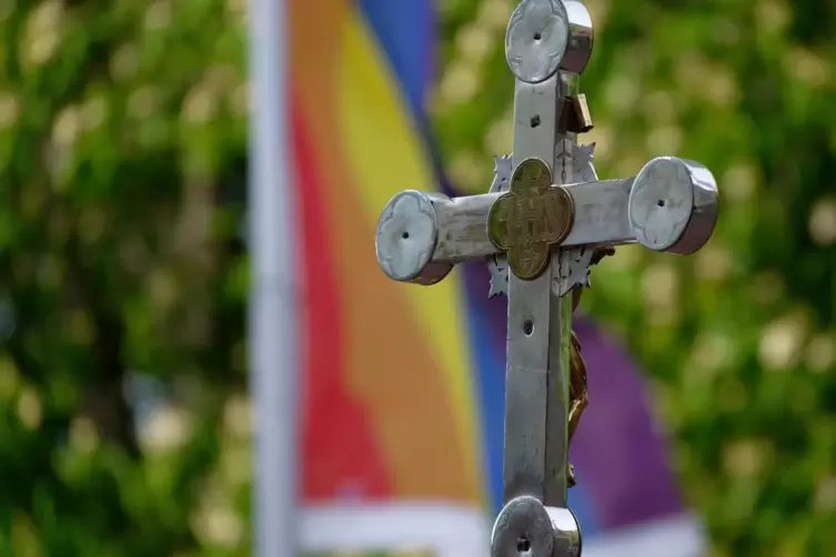 Kirche in bunt: Gleichgeschlechtliche Paare dürfen im Bistum Speyer gesegnet werden. 