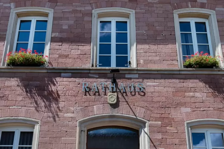 Rathaus in Otterstadt: Wer dort und in den anderen Rathäusern im Speyerer Umland in den kommenden Jahren die Geschäfte führt, en