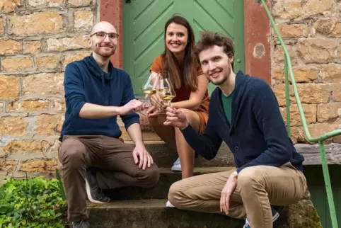 Robin Fischer, Franziska Ritter und Nikola Fischer (von links) sind überzeugt: Hinter jedem Glas Wein stecken spannende Geschich