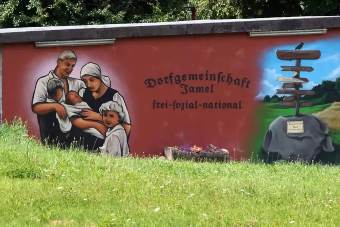 Ein kitschiges Idealbild, hinter dem sich eine »Blut-und-Boden«-Ideologie verbirgt: Motiv der »Dorfgemeinschaft Jamel«.