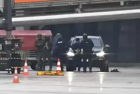 Hamburg: Ein Mann wird auf dem Flughafen von der Polizei weggeführt.