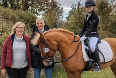 Eine Leidenschaft, die verbindet: Martina Wolf, Lara Lindenschmitt und Tessa sind passionierte Reiterinnen. 