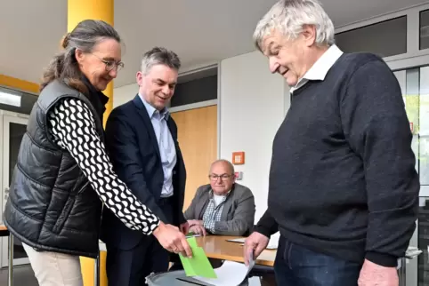 Gaben ihre Stimme gegen Mittag ab: Dieter Dörr und seine Frau Edith Hengge-Dörr im Deidesheimer Wahllokal. 