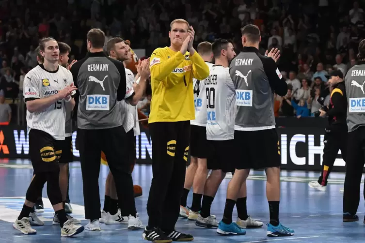 Juri Knorr (links) und David Sp&auml;th verabschieden sich von den Fans.