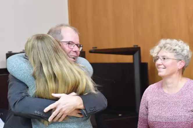 Die Zitterpartie ist vorbei: Tochter Lena fällt ihrem Vater, dem alten und neuen Bürgermeister, um den Hals. Romy Oberholz steht