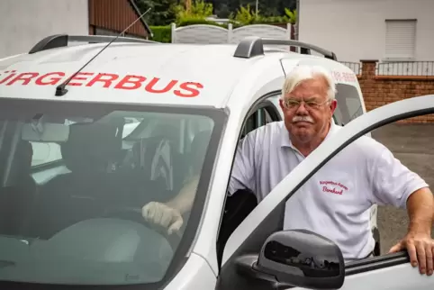 Der Vorsitzende der Arbeiterwohlfahrt, Bernhard Hirsch, sitzt selbst regelmäßig hinterm Steuer des Bürgerbusses, der Senioren kr