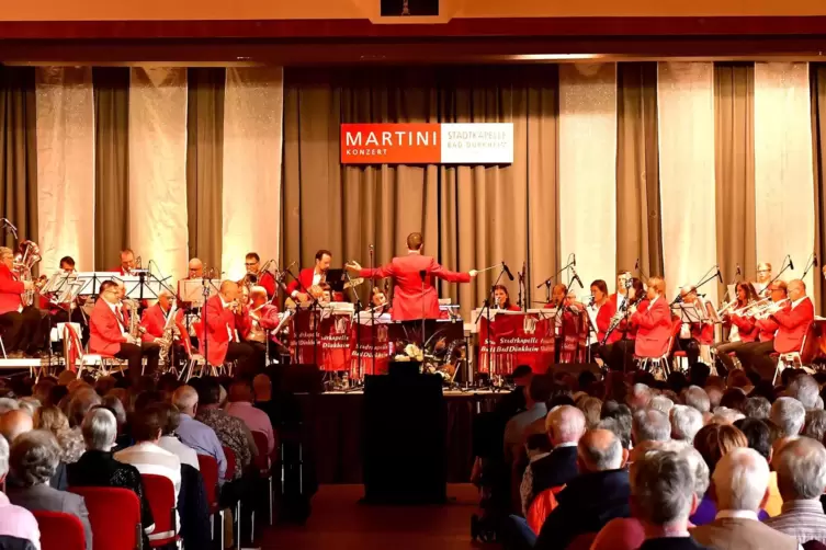 Die typischen roten Jacken der Stadtkapellen-Musiker durften auf der Bühne nicht fehlen. 