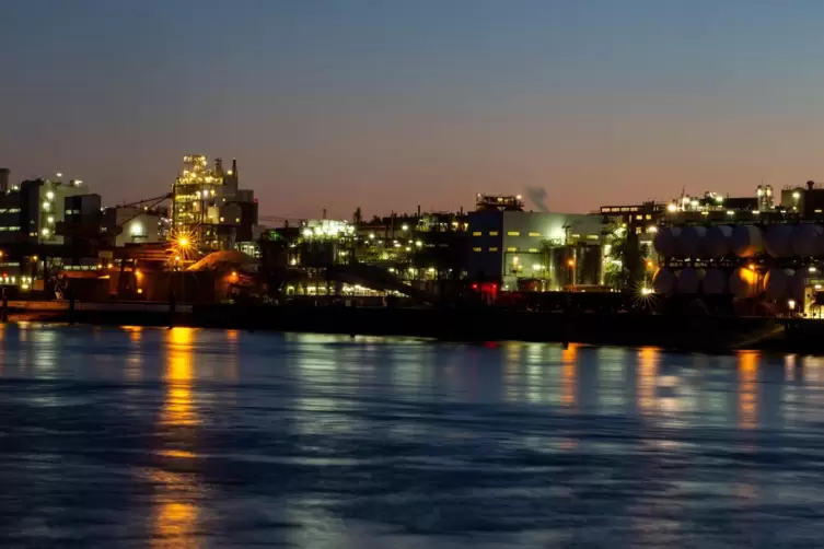 Besonderer Charme: die BASF in Ludwigshafen bei Nacht. 